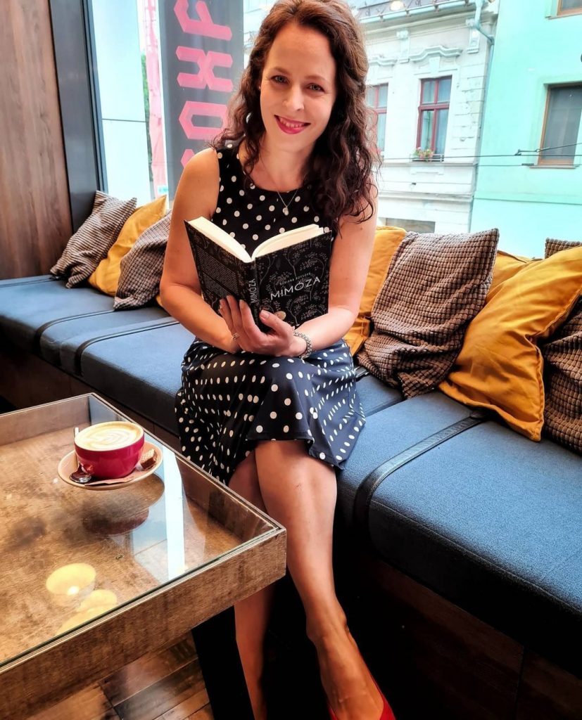 Adriana je autorkou zbierky poviedok Mimóza.