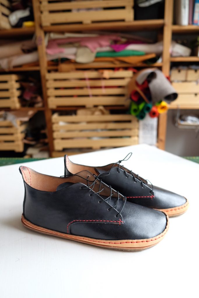 Petra vyrába kožené topánky celé ručne. Foto: Archív PJ