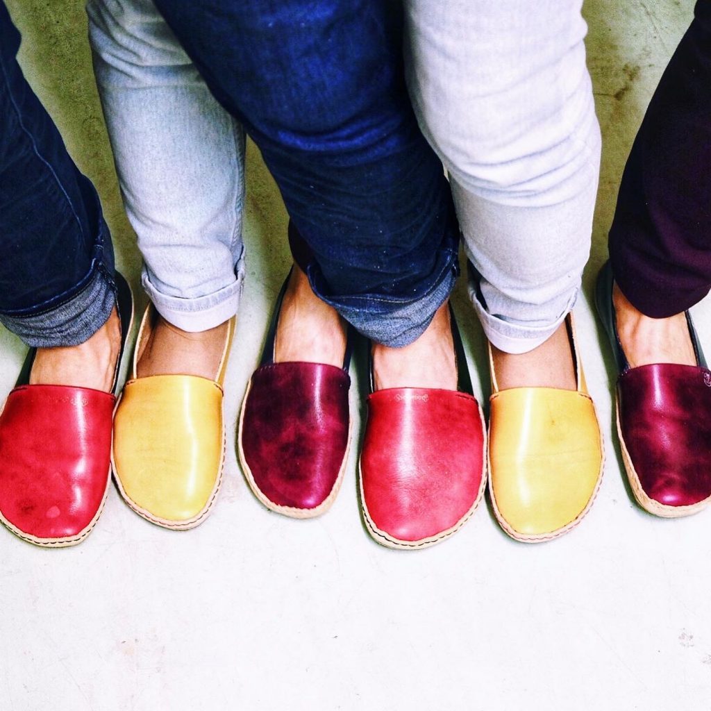 Ľudia si žiadajú farby, preto Petrine topánky naozaj žiaria. Foto: Archív PJ