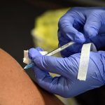 Prečo sa niektorí nechcú dať zaočkovať proti Covidu-19? Jedným z faktorov je aj informačná vojna
