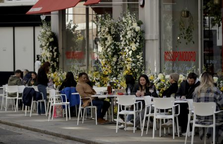 Z porovnania s podobným prieskumom pred pandémiou vyplýva, že väčší význam pre pracujúcich má vyššia výplata a vlastnosti šéfa. FOTO TASR/AP