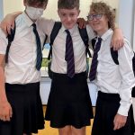 Britská škola zakázala študentom v horúčavách nosiť šortky. Pozrite sa, ako vtipne sa vynašli