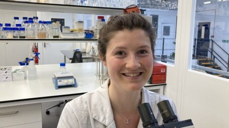 Samantha Jenkinsová v rámci výskumného projektu pre spoločnosť Biohm študuje viacero druhov húb Foto: BBC