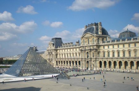 Najznámejší obraz na svete sa nachádza v Múzeu Louvre, v Paríži. Je ním Mona Lisa. Foto: © Encyclopædia Britannica, Inc.