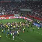 Futbalový zápas v Nice sa premenil na veľký ring. Bili sa hráči, tréneri aj fanúšikovia