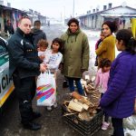 “Viem, aké je to nemať nič,” vraví policajt, ktorý robí zbierky pre deti a pomáha Rómom pochopiť zákony