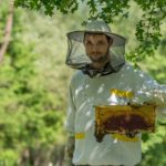 Fejkový med z Číny nerozlíšia ani najlepšie laboratóriá, vraví včelár Matúš, ktorý vyrába aj propolisové maslo a trúdie mlieko