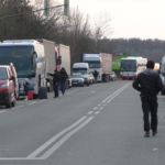 Ukrajinci sa vracajú domov s ojazdenými autami. 10- kilometrová kolóna sa tiahne cez dva okresy