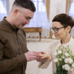 Ruské páry sa začali kvôli vojne narýchlo sobášiť. Na registráciu stoja dlhé rady, manželstvá rekordne pribúdajú
