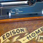 Podpísal sa pod 1700 patentov. Edison chodil do školy málo, na kúpu chemikálií si zarábal predajom zeleniny