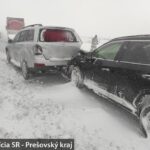 Hromadná nehoda na D1: Sneh a vietor komplikujú dopravu na viacerých miestach  Slovenska. Severné mestá hlásia kalamitu