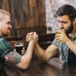 Slovenská politika dnes pripomína rušnú krčmu tesne pred zaverečnou. Len málokto vie, čo bude zajtra ráno